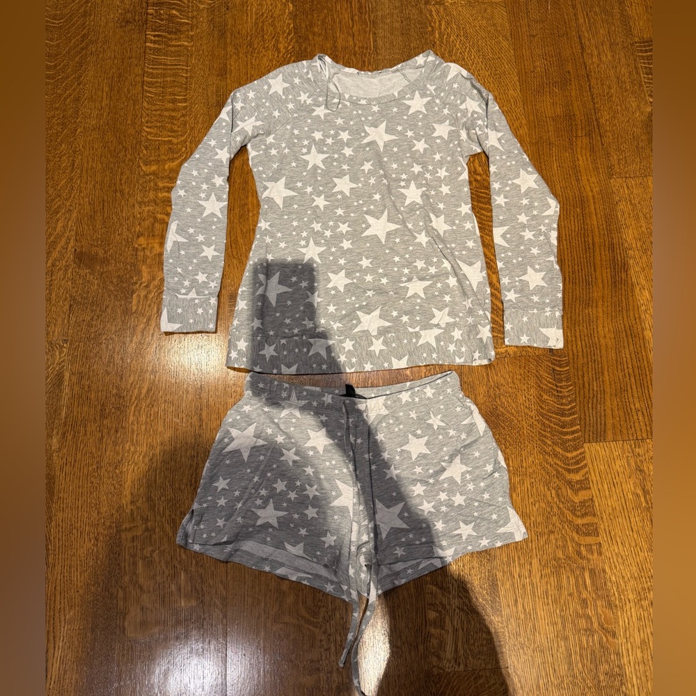 Saks Fifth Avenue Gray Star Lounge Set – Size M - Picture 2 of 8